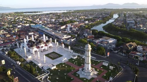 la beauté de la grande mosquée Baiturrahman à Banda Aceh