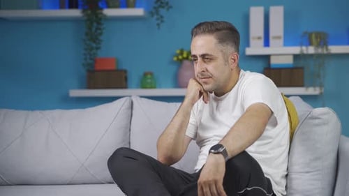 Der trauernde Mann denkt nach und leidet an Depressionen.