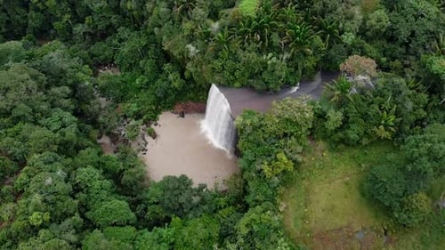 Es ist ein großer Wasserfall in Kolumbien. Die Aufnahme ist aus einem hohen Winkel (Vogelperspektive) mit Blick auf das W