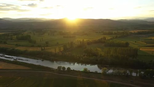 Arbres de rivière et nature au coucher du soleil avec vue aérienne 2