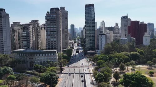 Impressionante Avenida Cidade Jardim, no centro de São Paulo, Brasil.