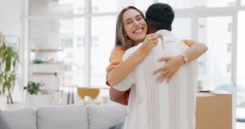 Llaves, casa nueva y feliz pareja abrazo en casa, propiedad o bienes raíces objetivos del residencial
