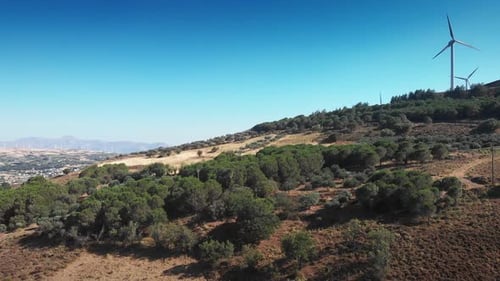 Modernas turbinas eléctricas en la cima de la montaña contra el cielo