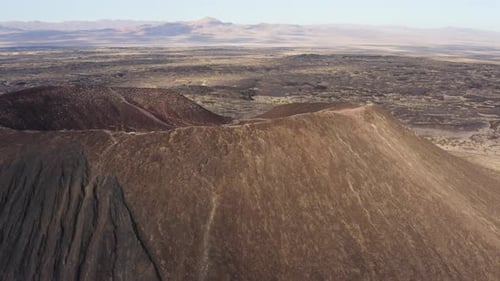 Vue aérienne rotative de la lèvre du cratère volcanique Amboy, dans le désert de Mojave. Paysage texturé