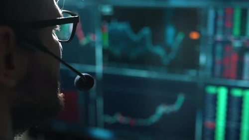 Trader arbeitet mit mehreren Computerbildschirmen mit Charts und Datenanalyse und Börsenmakler