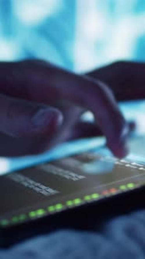 Vidéo verticale : un professionnel de l'IA exécute du code dans un centre de données