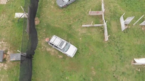 Paintball - Airsoft-Feldantenne 4k 24fps Altes Gebäude und Feld.
