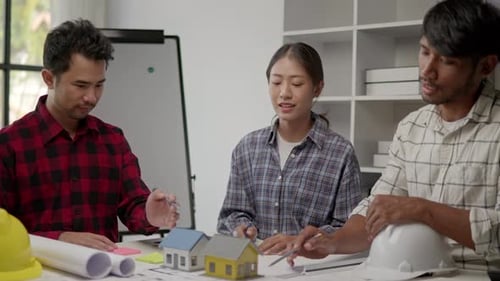 Mãos trabalhando, discutindo ideias e medindo para estimar custos em arquitetura e engenharia.