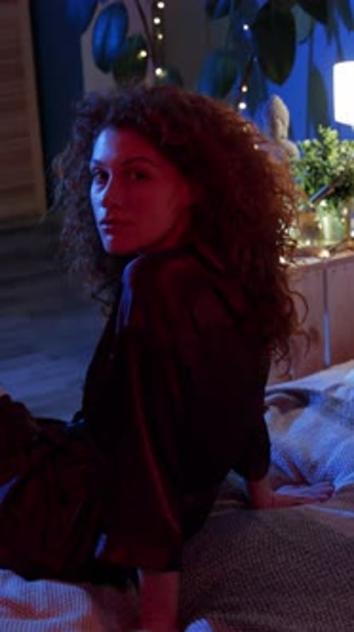 Serene Evening Glow Une femme aux beaux cheveux bouclés dans un cadre relaxant et confortable