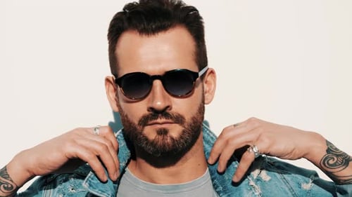 Bel homme posant en studio