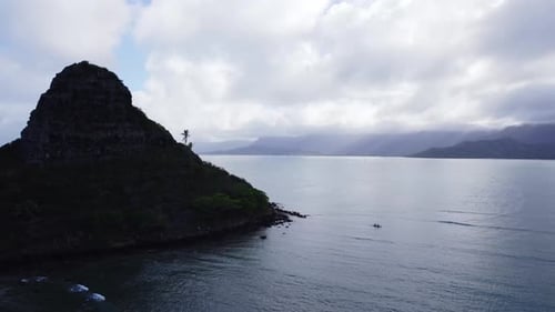 Ilha mística de Mokoliʻi ao amanhecer