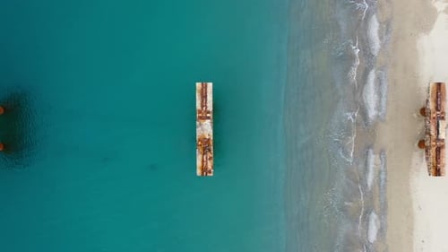 Verlassener und beschädigter Industriepier am Meer