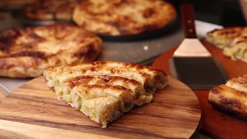 Köstlicher Burek in einem Balkan-Café. Ein typisches Balkangericht. Nahaufnahme