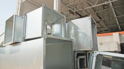Metallrohre der Lüftungsanlage in instand gehaltenen Gebäuden