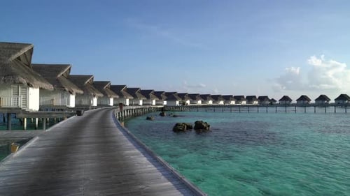 praia tropical e mar nas Maldivas