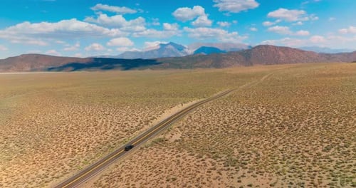 Zweispurige Straße, die zu den schönen Bergen führt. Autobahn von Kalifornien nach Nevada