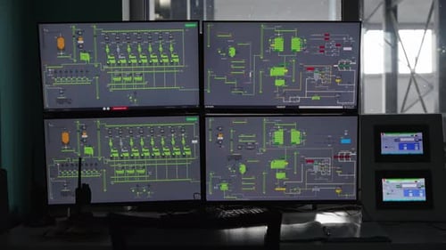 Industrie 4.0 Moderne Fabrik mit mehreren Monitoren und Bedienfeld eines modernen Unternehmens vollständig