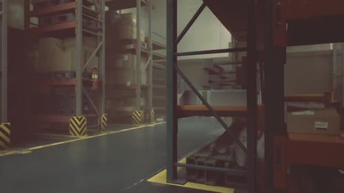 À l'intérieur d'un entrepôt très fréquenté, les étagères hautes regorgent de boîtes soigneusement empilées