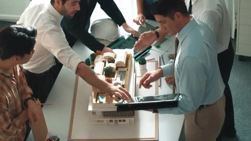 Ansicht von oben auf den intelligenten Manager, zeigen Sie auf das Hausmodell und erklären Sie das Design. Ernährung.