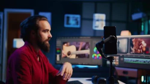 Un camarógrafo utiliza un smartphone con trípode para enseñar a los espectadores de Internet a crear efectos visuales de vídeo