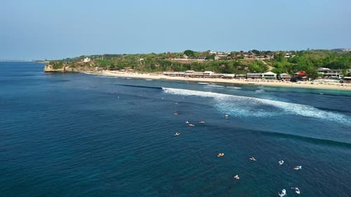 Luftaufnahme des Strandes mit Wellen und Surfern im Meer in Balangan Beach Bali