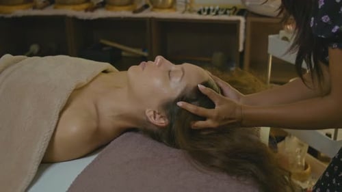 Frau genießt eine entspannende Gesichtsmassage in einem Spa zur Hautpflege und Verjüngung