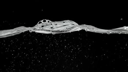 Superzeitlupen-Wasserwellen mit Luftblasen, gefilmt auf einer Hochgeschwindigkeitskamera mit 1000 Bildern pro Sekunde
