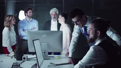 Colaboração em equipe de negócios discutindo projeto no computador em um escritório moderno