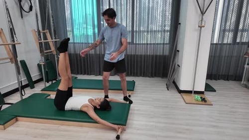 Exercices de rééducation avec machine Pilates pour améliorer la force et la mobilité
