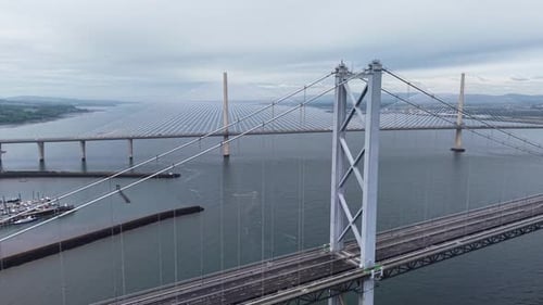 Vista aérea del puente de Forth Road con Queensferry Crossing, Escocia, Reino Unido