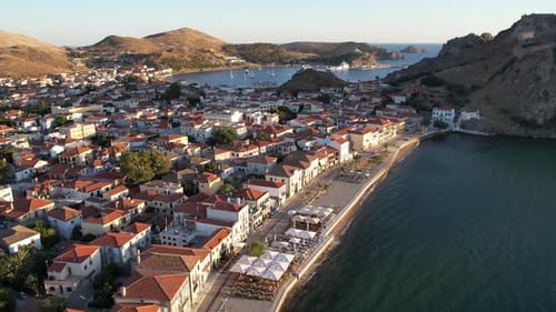 Ville de Myrina sur l'île de Limnos, Grèce du Nord de la mer Égée, vue panoramique, photo reculée de Romeikos Gialos