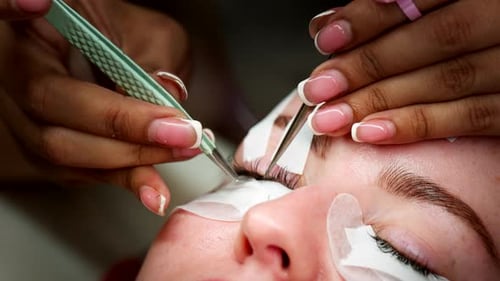 Trabalho intrincado e delicado com cílios, ferramentas, equipamentos, salão profissional