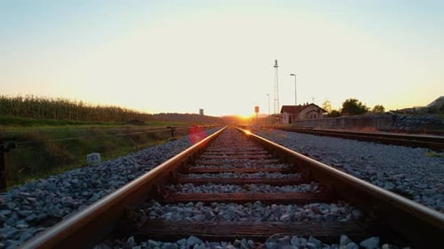 Wir bewegen uns am Herbstmorgen über glühend golden beleuchteten Bahngleisen.