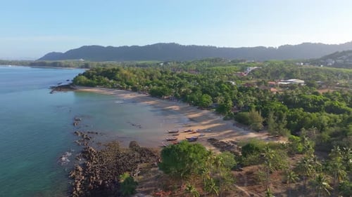 Ruhiger Strand erstreckt sich unter blauem Himmel, Thailand