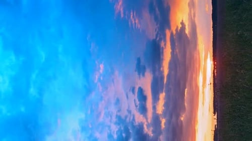 Frühlingswiese bei Sonnenuntergang am Abend