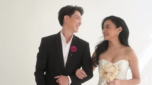 Paar Braut und Bräutigam genießen romantische Momente bei der Hochzeitszeremonie