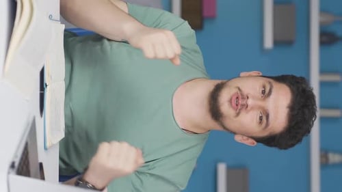 Vídeo vertical de un estudiante varón que habla motivadoramente.