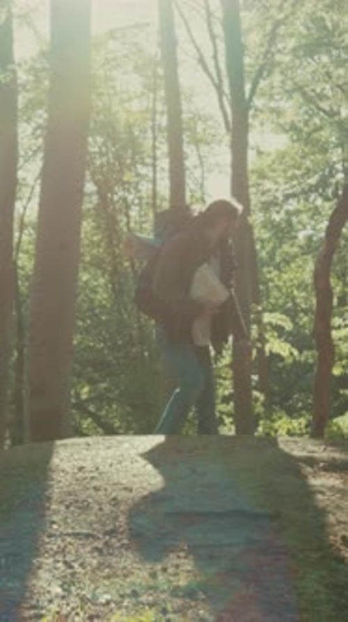 Hikers Assist Buddy on Trail Morning Light melhora a camaradagem ao ar livre e cenas de paisagens acidentadas