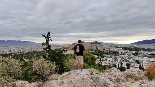 La colline de Philopappos s'élève au sud-ouest de l'Acropole, offrant l'un des meilleurs points de vue sur Ath.