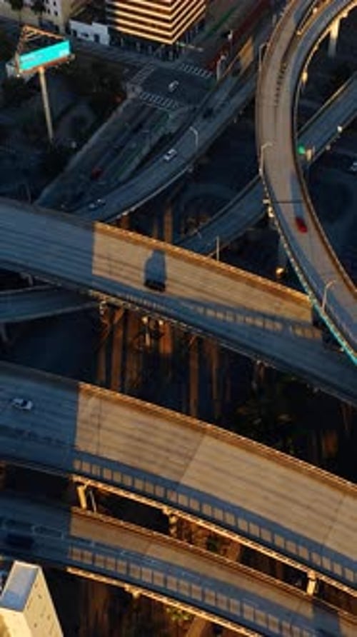 Les voitures circulant sur les autoroutes s'entrelacent les unes avec les autres. Vue de dessus sur les autoroutes de Miami, en Floride