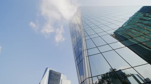 Niedriger Weitwinkel von Glas Geschäftsgebäude aus blauen Spiegeln auf dem Finanzviertel der Innenstadt eines großen C