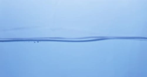 Wellen aus kristallklarem, blauem Wasser, das plätschert und zu winzigen Tröpfchen und sauberen Blasen zerstampft