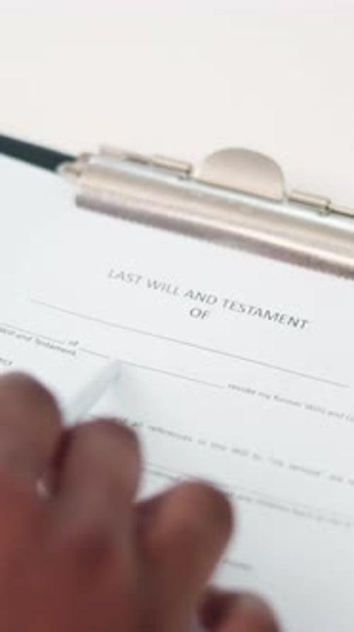 Document, mains et lecture d'un testament légal pour le dernier testament, la distribution des actifs et la sécurité
