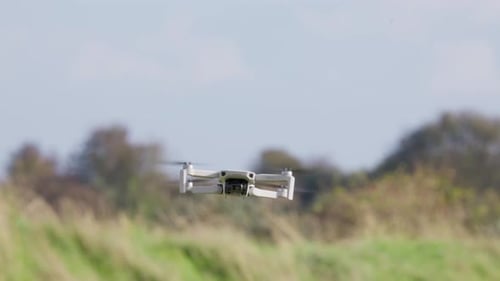 Videoaufnahmen einer Drohne unter 250 g In den Himmel fliegen und an Ort und Stelle schweben
.