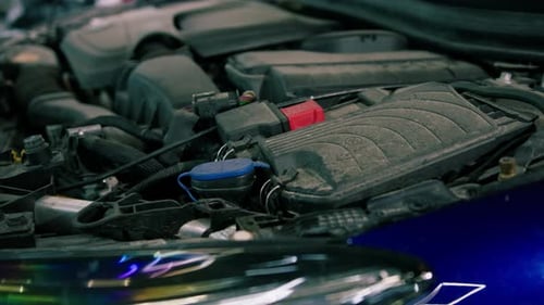 Vue rapprochée du vase d'expansion d'une voiture et du compartiment moteur d'une voiture de luxe bleue sur une voiture