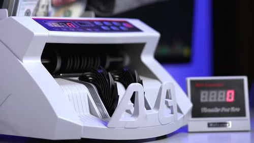 Zählvorgang am elektronisch Geldautomaten. Geld zählen auf automatischen Bankgeräten.
