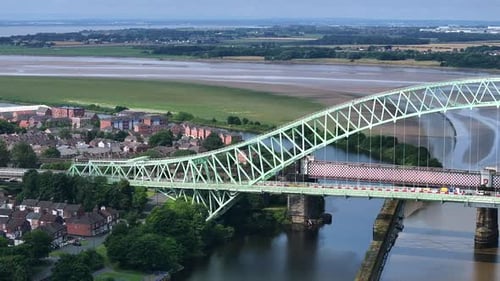 Grand pont en fer et vue aérienne de la rivière Mersey