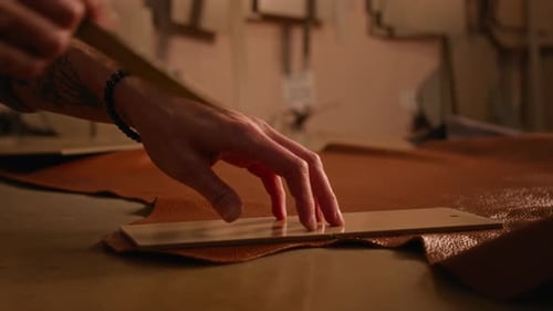 Tanner schneidet Kamelleder mit Spezialwerkzeugen
