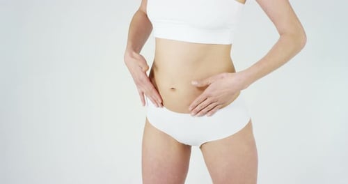 Beau corps d'une jeune fille montrant qu'elle est en parfait état, sur fond blanc.Concept:Die