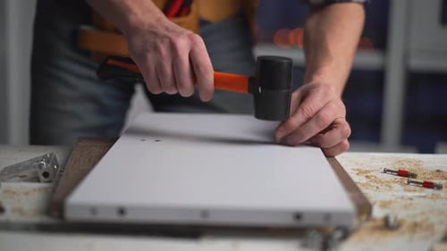 Möbelhersteller verstopft Dübel mit Hammer